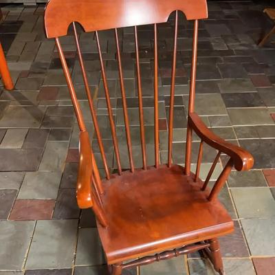 Maple Windsor-Style Rocking Chair – High-Back Comb Top – Classic Colonial Aesthetic