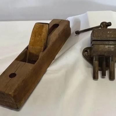 Antique Wooden Jointer Plane with Butcher Blade & Heavy Duty Work Shop Vise