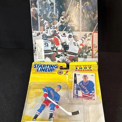   1997 Edition Kenner Starting Lineup Wayne Gretzky action figure & Sports Illustrated March 3,1980 