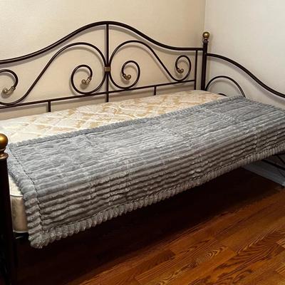 Metal Daybed with Mattress