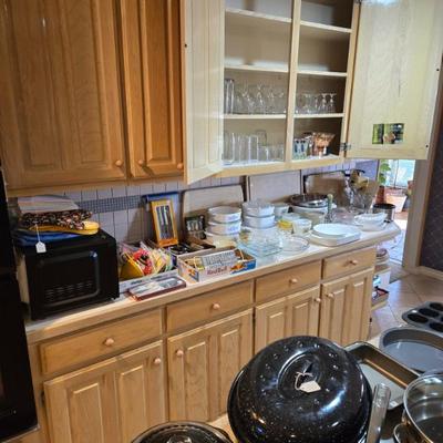 Sale Photo Thumbnail #48: Kitchenware; Calphalon, Reverware; Glassware; Storage containers; Corningware 