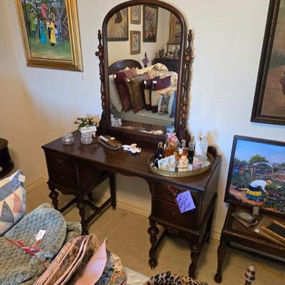 Sale Photo Thumbnail #83: Antique Mahogany 4-drawer Mirror Vanity