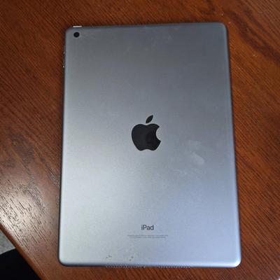 Apple iPad Model: A1893 Serial: DMRXP27MJF8J 