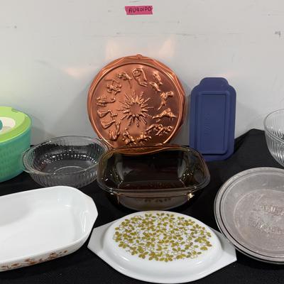 AU401PD Pyrex And Tupperware