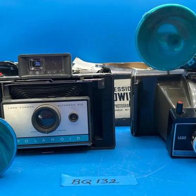 BQ132 Vintage Polaroid Cameras + Photo Wipes