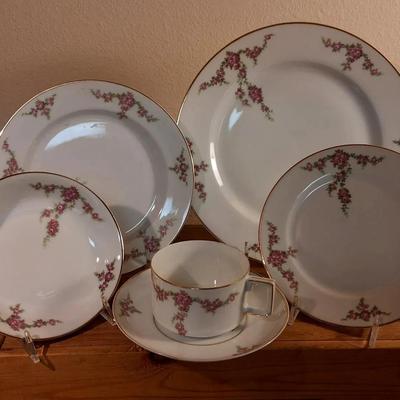 Heinrich & Co. Selb Bavaria Floral Porcelain Dinnerware (Service for 8)