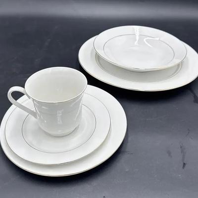Classic Gold China 5 Piece Set (8 Settings)