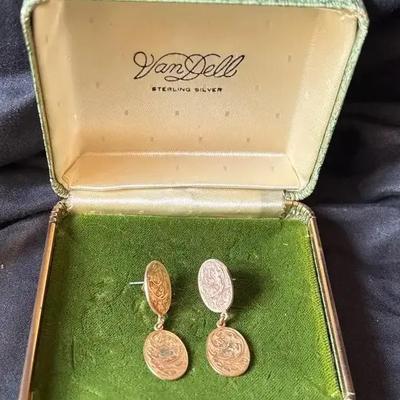 Wow! Tiny uniquely ornate 9K Gold Earrings 