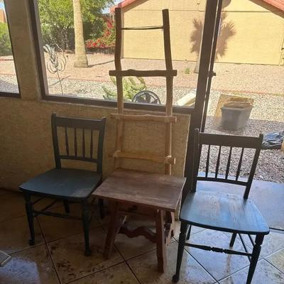 Small Wooden Accent Table & 2 Green Wooden Chairs w/ Wood Ladder Blanket Display