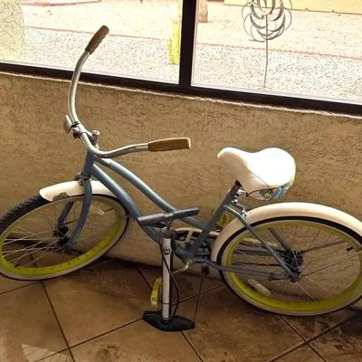 Vinatge Huffy Women’s Cranbrook Cruiser Bicycle - Blue &  White with Bike Pump