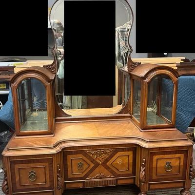 Vintage Vanity With Mirrored Cabinets 