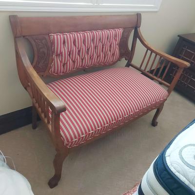 COMFORTABLE WOODEN BENCH