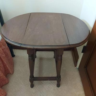 GORGEOUS WOODEN DROP-LEAF TABLE