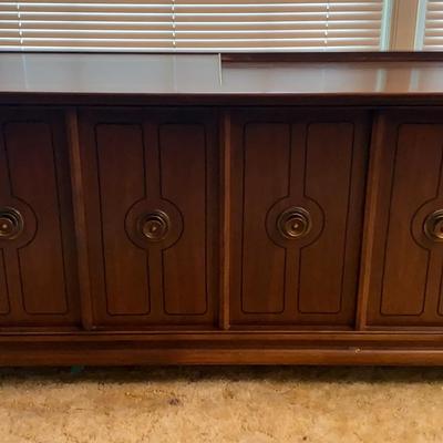 Vintage Magnavox Stereo Console Cabinet with Turntable & Radio