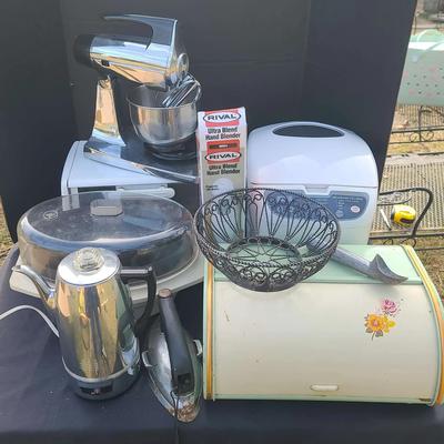 Vintage Kitchen Appliances & Countertop Accessories Collection