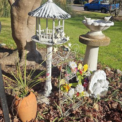 Outdoor Bird Décor and Garden Accents Collection