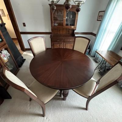 239: Elegant Round Pedestal Dining Table With 4 Upholstered Chairs & Leaf 