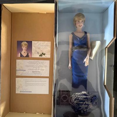 442: Franklin Mint Diana “Princess of Style” Porcelain Doll – New in Box