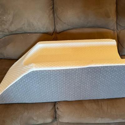 225: Foam Leg Pillow/wedge 