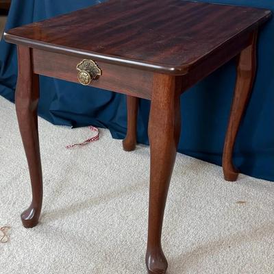 425: Classic Wood Accent Table