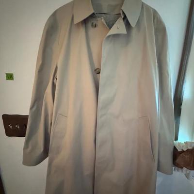 228: Men’s Botany 500 44R Trench Coat With Removable Lining