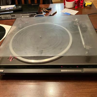 147-MBC: Vintage Technics SL-QD33 Turntable