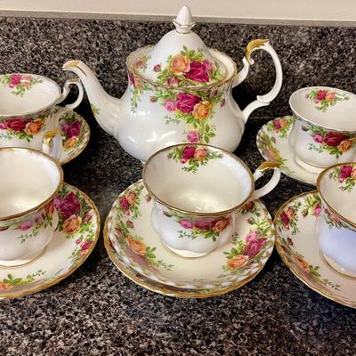 038-K: Royal Albert “Old Country Roses” Incomplete Set