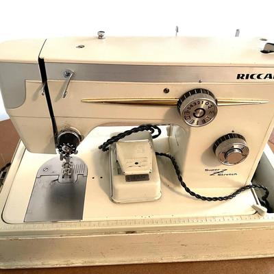 105-SEW: Vintage Riccar Super Stretch 555SU Sewing Machine