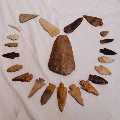Vintage 22-Piece Native American Style Arrowhead & Artifact Lot - Mixed Chert & Flint