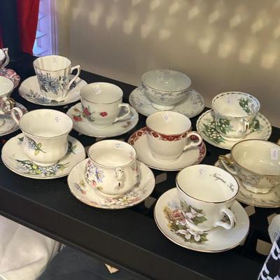 Sale Photo Thumbnail #356: Collection of various porcelain teacups and saucers. 