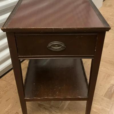 Mahogany Hepplewhite-Style Nightstand with Drawer and Lower Shelf