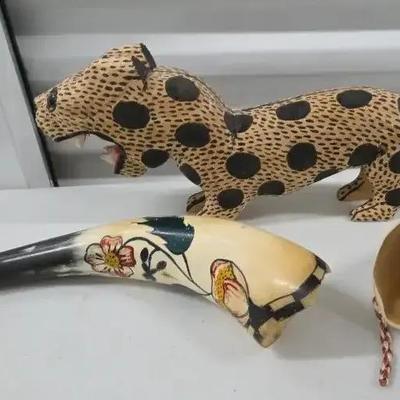 Souvenirs - Wood Cat and Painted Horns