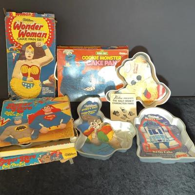 "Wilton" Iconic Character Baking Pans 1