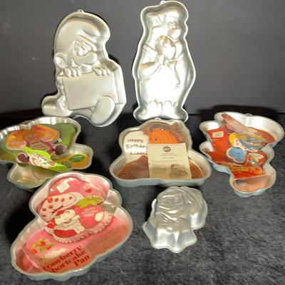 "Wilton" Iconic Characters Baking Trays 2