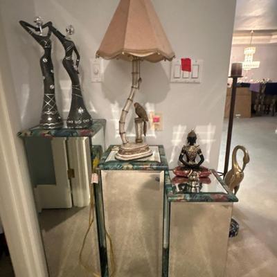Mirrored pedastals