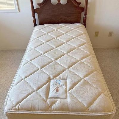 Colonial Twin Bed With Sealy Posturepedic #1