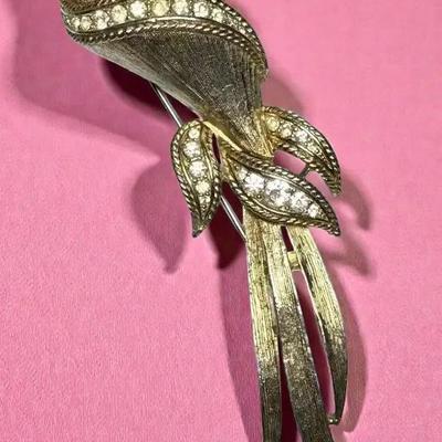 Sarah coventry rhinestone flower brooch