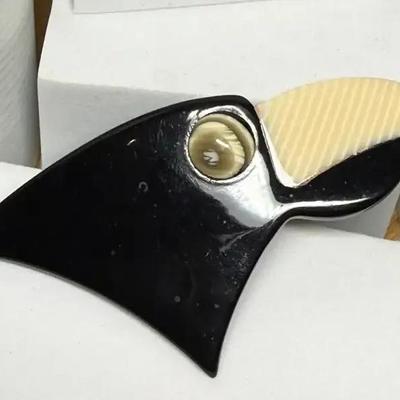 Le a stein paris toucan brooch