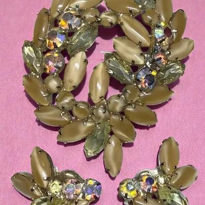 Gold tone brooch and clip on earrings demi parure