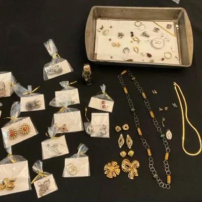 Lots Of Custom Jewelry, Vintage Jewelry, And Jewelry Pieces