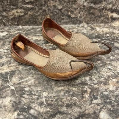 Vintage Curled Toe Leather Shoes 