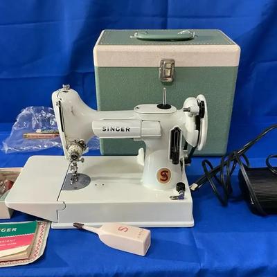 Singer Featherweight 221k Sewing Machine With Original Case And Parts 