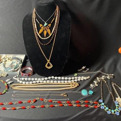 Costume Jewelry Vintage Variety (Lot 5)