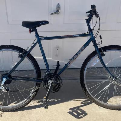 Giant Multi-Speed Bicycle: Adult Road/Hybrid Bike with Gearing
