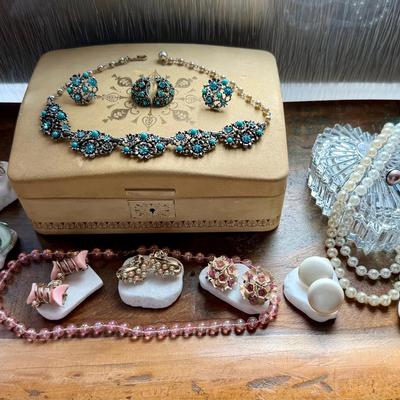 Pocking the 1950s-Style Costume Jewelry Collection w/ Jewelry Box — Pearls, Rhinestones & More