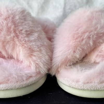 Soft Pink Faux Fur Cross-Band Slippers – Cozy Plush Indoor Slides