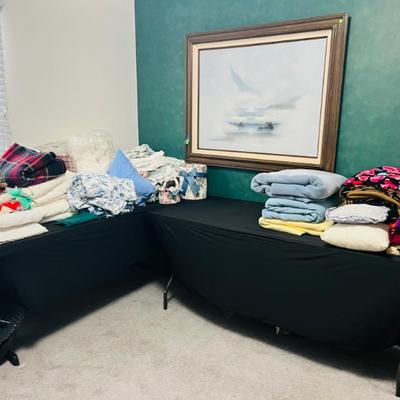 Sale Photo Thumbnail #24: Quilts, blankets, knitted items, beddings