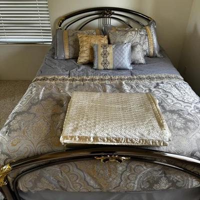 Gorgeous Queen Bed 