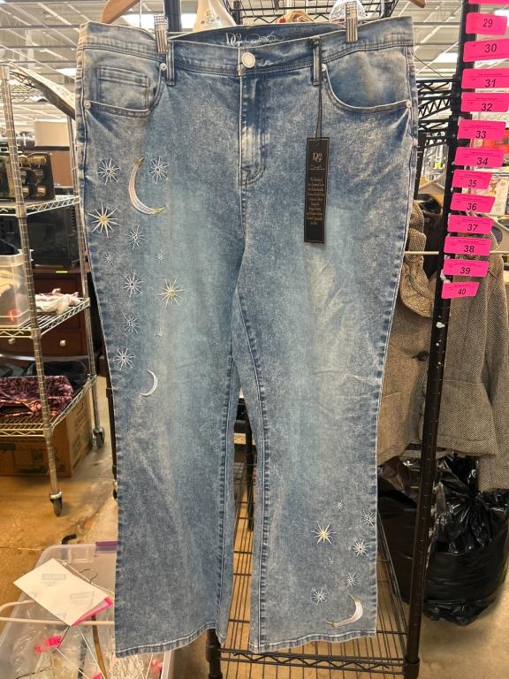 Sale Photo Thumbnail #25