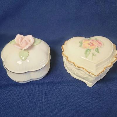 Vintage Heritage House  Music Boxes 